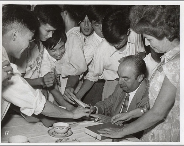 諾貝爾文學(xué)獎得主巴勃羅·聶魯達與中國青年在一起（資料圖片）。中國美術(shù)館供圖