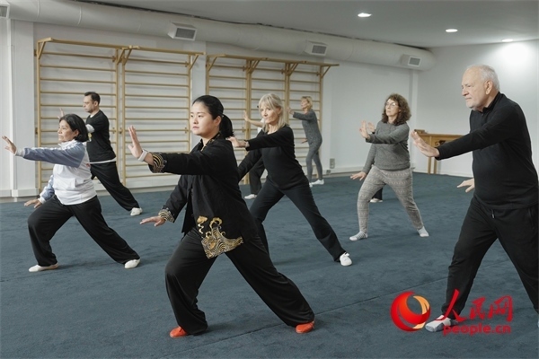 阿根廷武術(shù)俱樂部協(xié)會副會長陳敏正在教學(xué)。人民網(wǎng)記者 張若涵攝