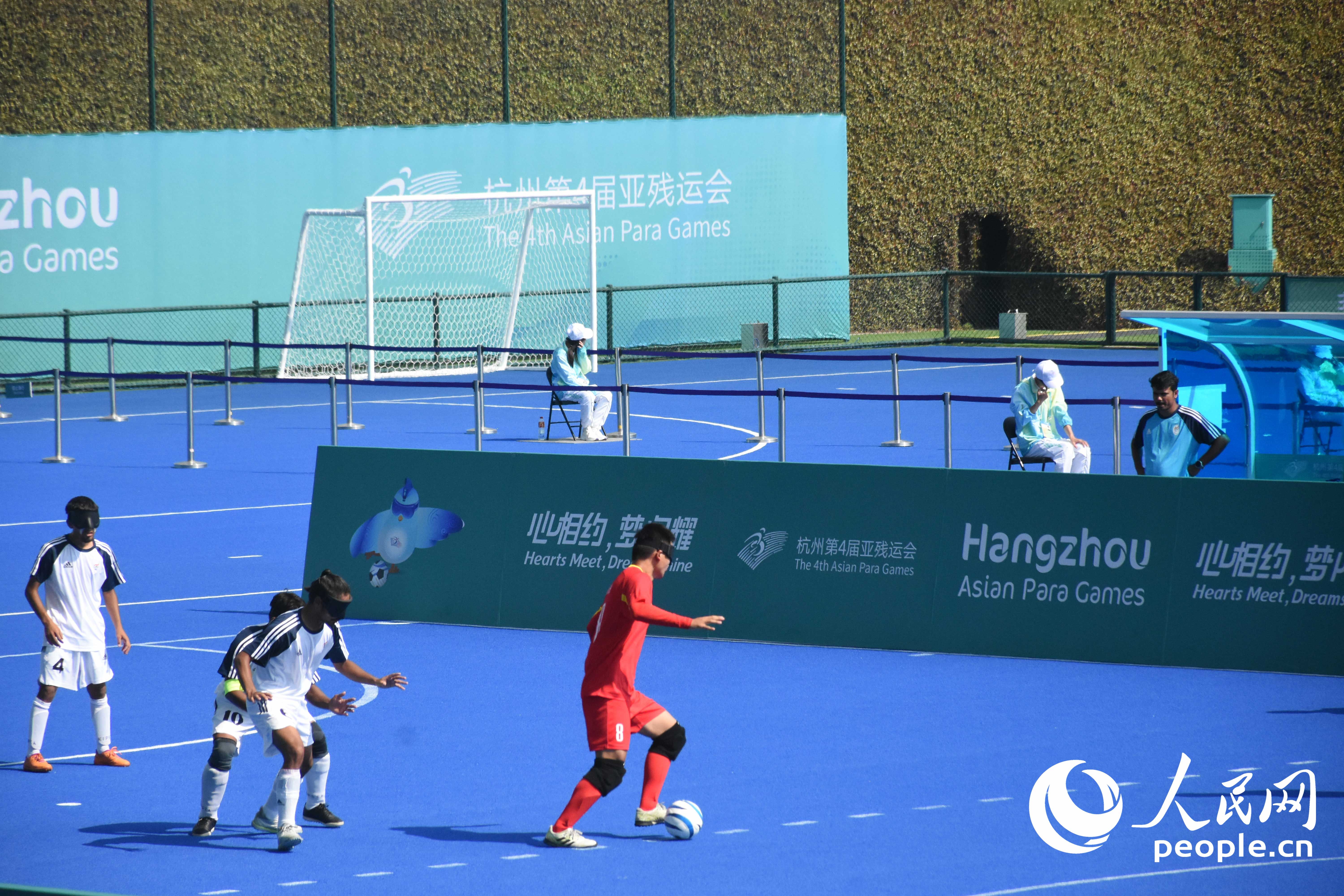 盲人足球比賽進(jìn)行中，賽場(chǎng)周圍有特制擋板。人民網(wǎng) 周靜圓攝