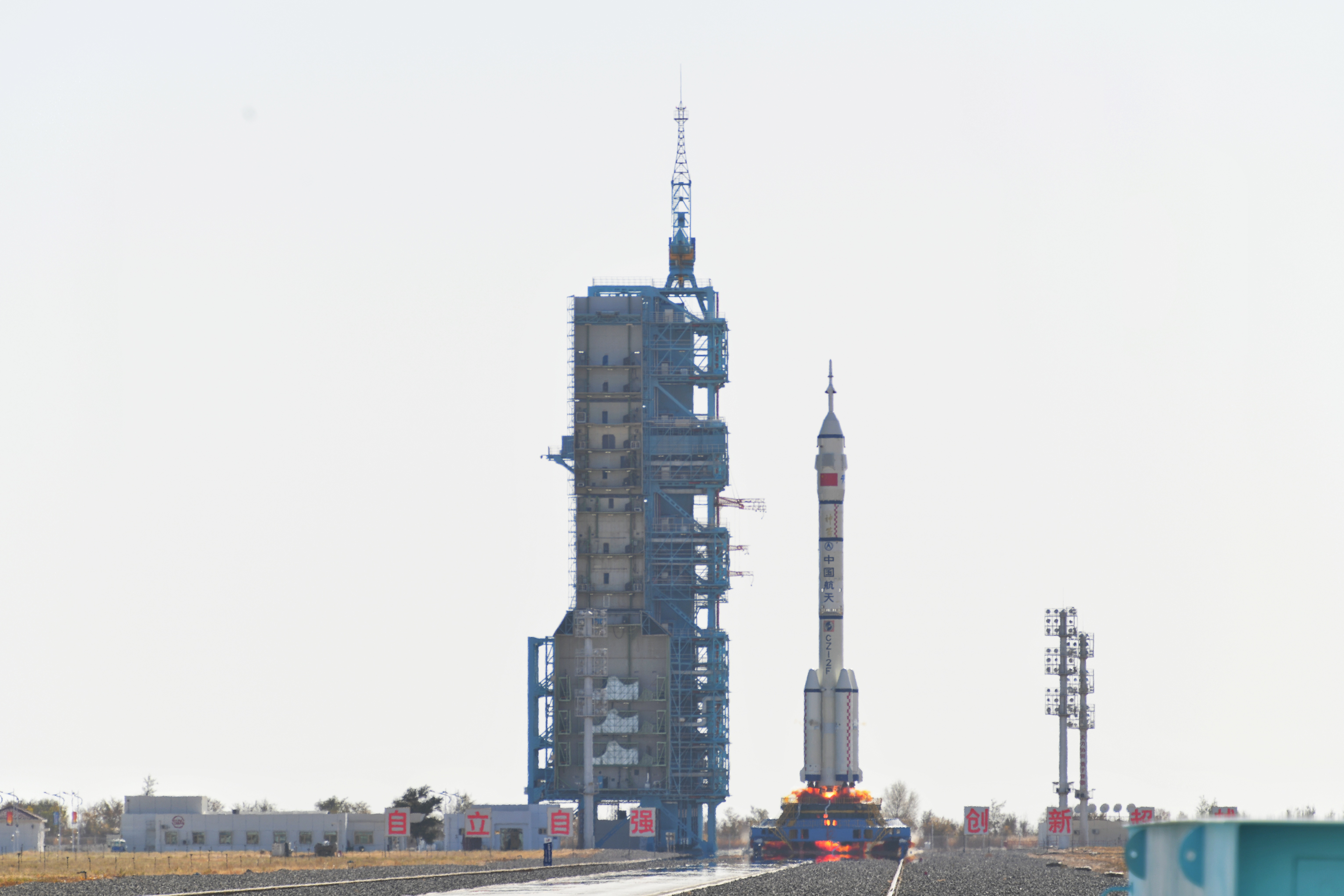 神舟十七號載人飛船發(fā)射升空震撼瞬間。人民網 張啟川攝