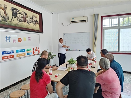 泉塘村17組議事會(huì)正在討論土地整理事項(xiàng)。湖南省司法廳供圖