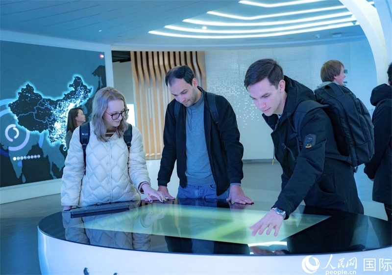 歐亞國(guó)家記者在國(guó)家大數(shù)據(jù)（貴州）綜合試驗(yàn)區(qū)交流體驗(yàn)中心參觀。人民網(wǎng) 陽(yáng)茜攝