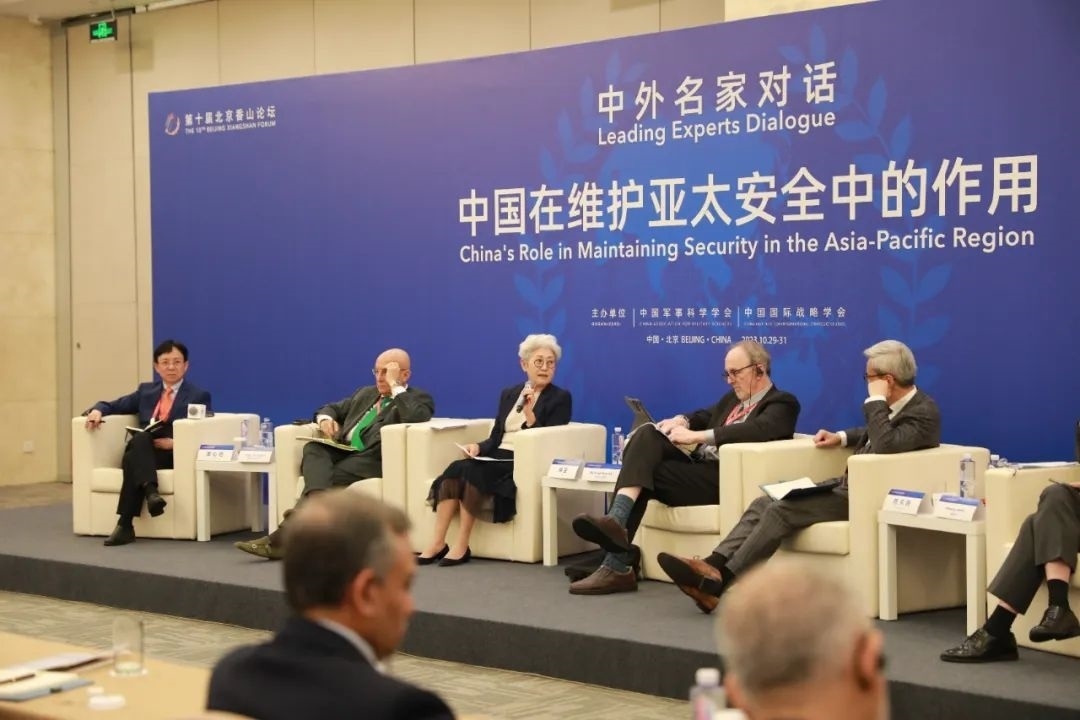 傅瑩（左三）反駁邁克爾·史文（左四）。斯基攝