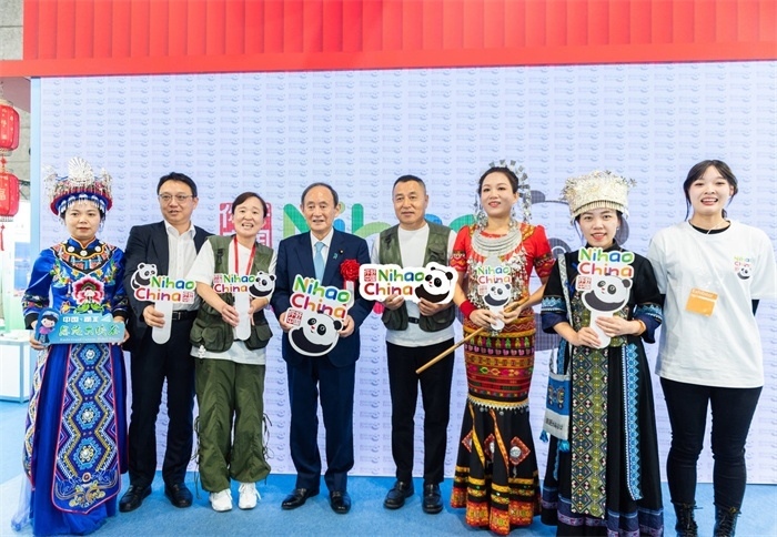 日本前首相菅義偉在中國展館參觀。圖片由中國駐東京旅游辦事處提供