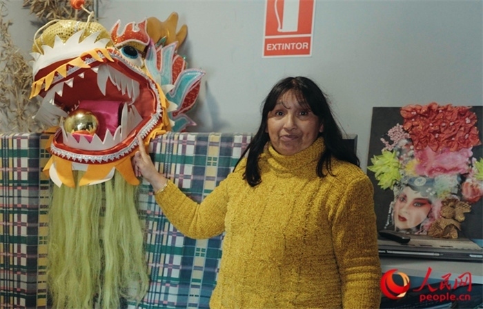 “熊貓閱覽室”一角。盧漢·梅洛為記者展示大使館贈送的龍頭。人民網(wǎng)記者 張若涵攝