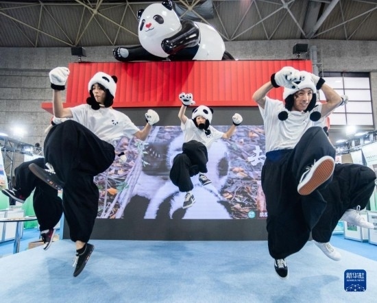  10月29日，街舞隊(duì)在日本大阪國際會展中心中國館表演街舞。新華社發(fā)（中國駐大阪旅游辦事處供圖）