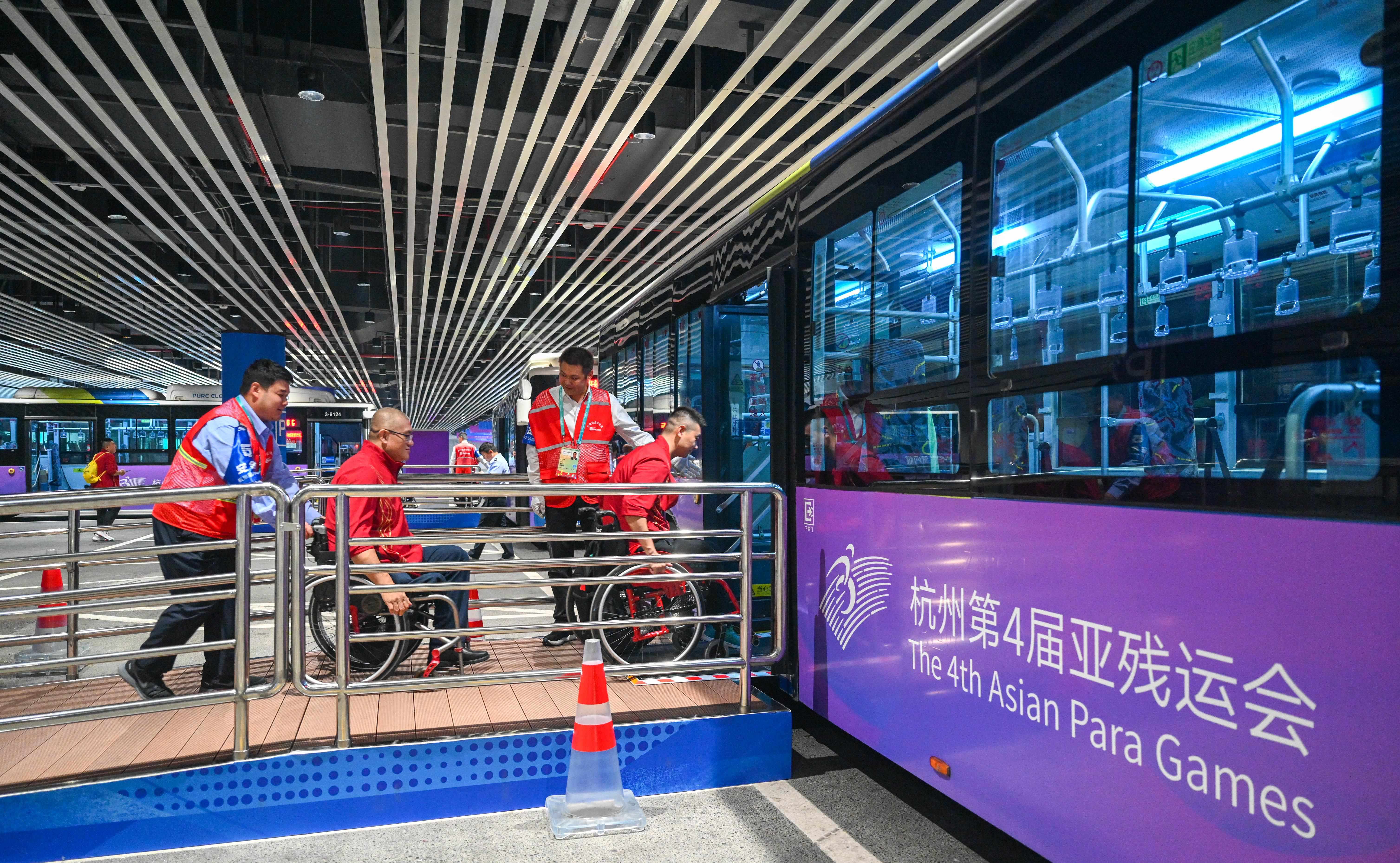 △2023年10月25日，結(jié)束輪椅籃球比賽后的中國隊(duì)和阿富汗隊(duì)球員通過無障礙坡道，順利上車返回運(yùn)動員村。