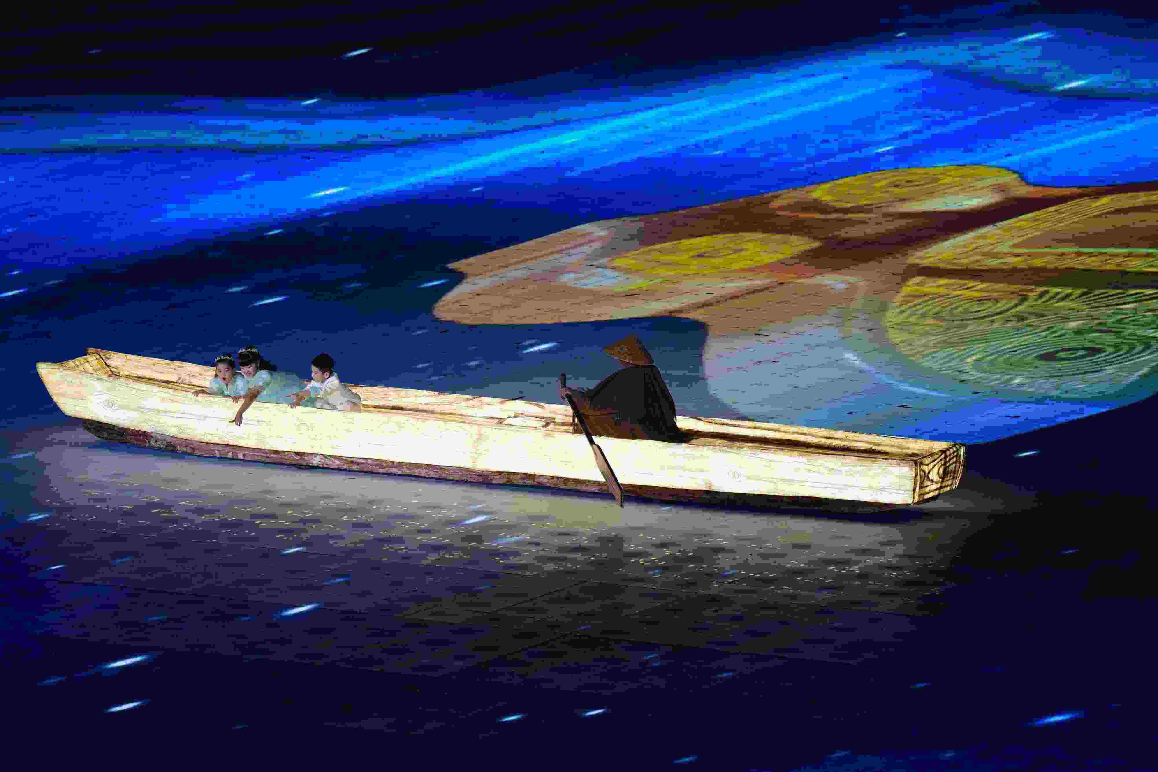 △2023年10月28日，杭州亞殘運(yùn)會閉幕式上的“中華第一舟”。