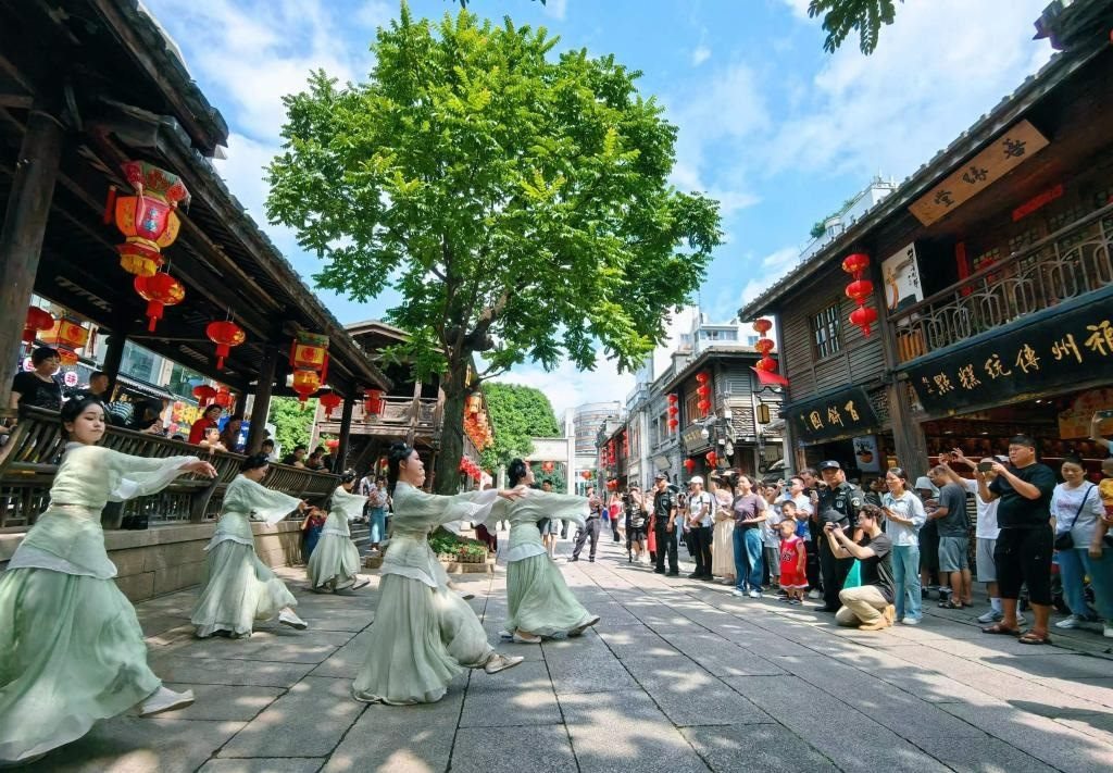 國慶節(jié)期間，福州市三坊七巷歷史文化街區(qū)上演《尋夢閩都》快閃。新華社發(fā)