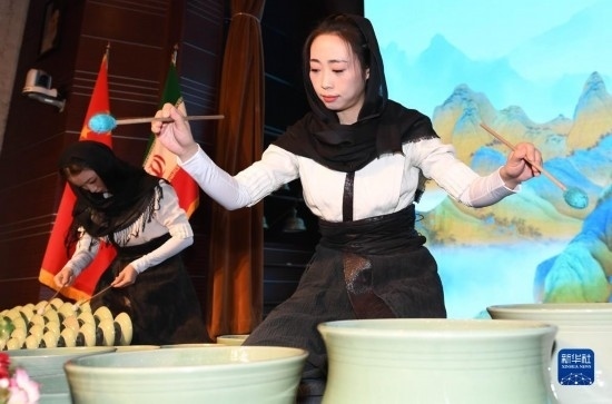 10月30日，演員在伊朗德黑蘭伊朗國家藝術(shù)科學(xué)院舉行的“青風(fēng)海上來”浙江青瓷巡禮開幕式暨“萬象中國·天下寧波”寧波文旅推介會開幕式上表演。新華社記者 沙達提 攝