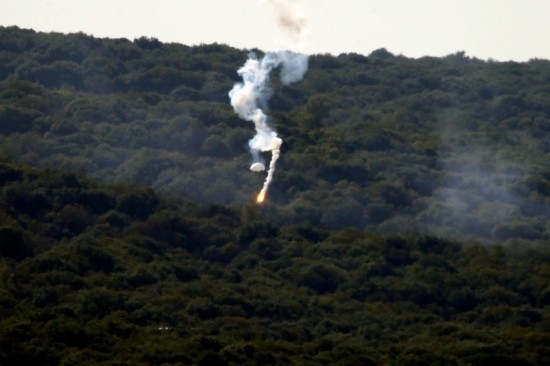 10月28日，閃光彈落在黎巴嫩納古拉樹(shù)林中燃起濃煙。新華社發(fā)（阿里·哈希紹攝）