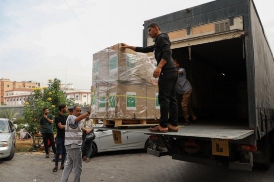  10月29日，工作人員在加沙地帶南部城市汗尤尼斯的一家醫(yī)院搬運(yùn)醫(yī)療援助物資。新華社發(fā)（里澤克·阿卜杜勒賈瓦德攝）