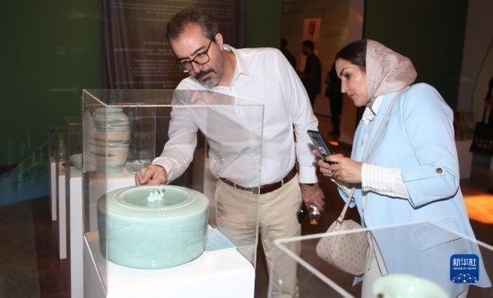 10月30日，人們在伊朗德黑蘭伊朗國家藝術(shù)科學(xué)院觀看展出的展品。新華社記者 沙達提 攝