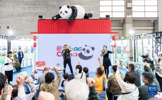  10月29日，游客在日本大阪國際會展中心中國館參與中國旅游知識問答活動。新華社發(fā)（中國駐大阪旅游辦事處供圖）