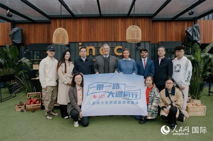 在烏拉圭第118屆普拉多牧農業(yè)國際博覽會上，烏拉圭國家肉類協(xié)會主席與人民網(wǎng)記者合影。人民網(wǎng)記者 張若涵攝