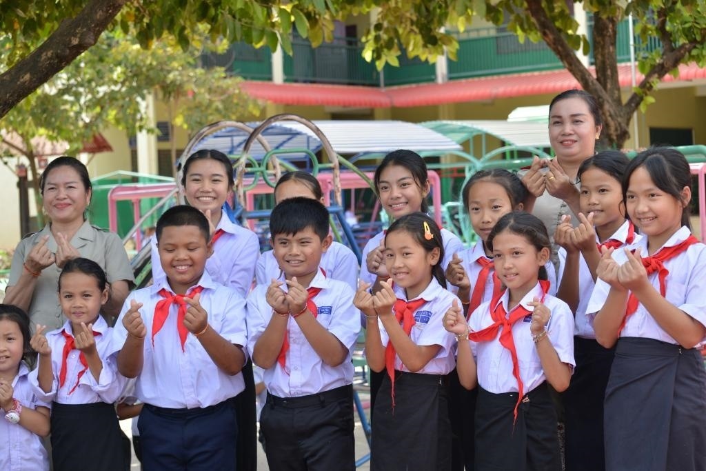 在采訪(fǎng)中，中老友好農(nóng)冰村小學(xué)師生為老中友誼“比心”。