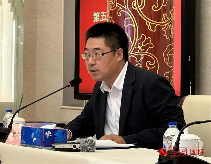 10月31日，歐美同學(xué)會(huì)副秘書長滕劍峰在第五屆中法文化論壇媒體吹風(fēng)會(huì)上講話。（人民網(wǎng) 謝瑩攝）