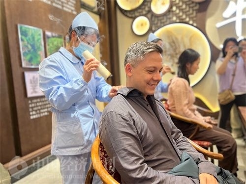  （外媒記者體驗艾灸。中國經(jīng)濟(jì)周刊記者 郭志強(qiáng) 攝）