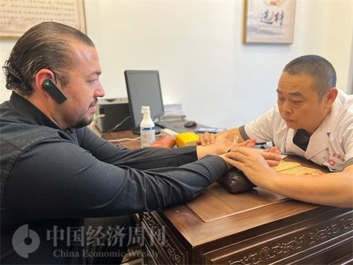  （外媒記者走進(jìn)中醫(yī)堂，問診中醫(yī)名師。中國經(jīng)濟(jì)周刊記者 郭志強(qiáng)攝）