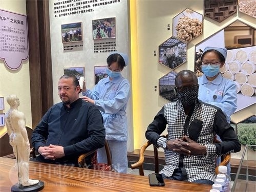  （外媒記者爭先恐后體驗艾灸，直呼神奇。中國經(jīng)濟(jì)周刊記者 郭志強(qiáng) 攝）