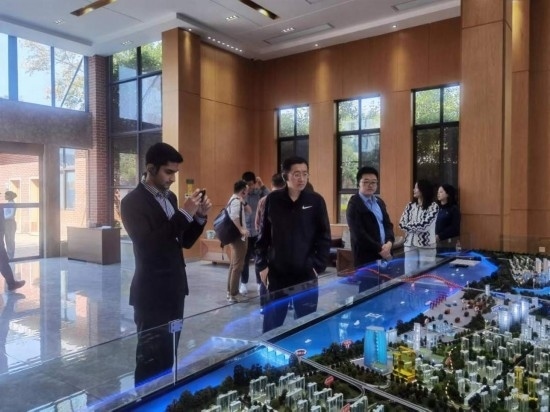 10月24日，2023“一帶一路”媒體合作論壇聯(lián)合采訪團(tuán)團(tuán)員在清水塘投資集團(tuán)招商服務(wù)中心參觀。本報(bào)記者 常雯宜攝
