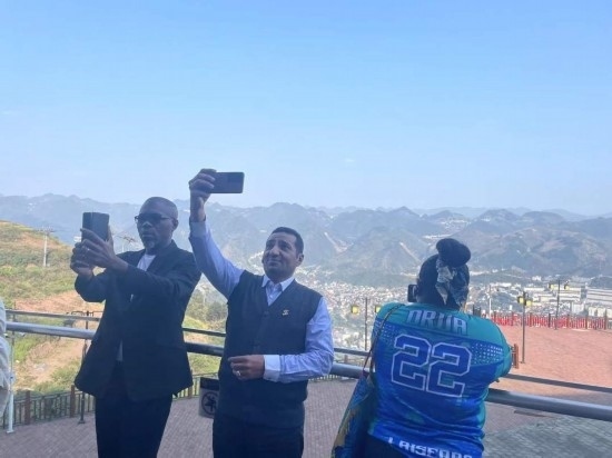 外媒記者在天釀景區(qū)拍照留念。本報記者葉子攝