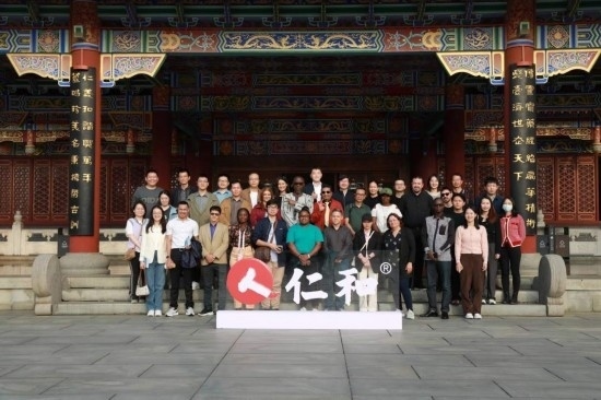 2023“一帶一路”媒體合作論壇聯(lián)合采訪團參觀仁和集團。（受訪者供圖）