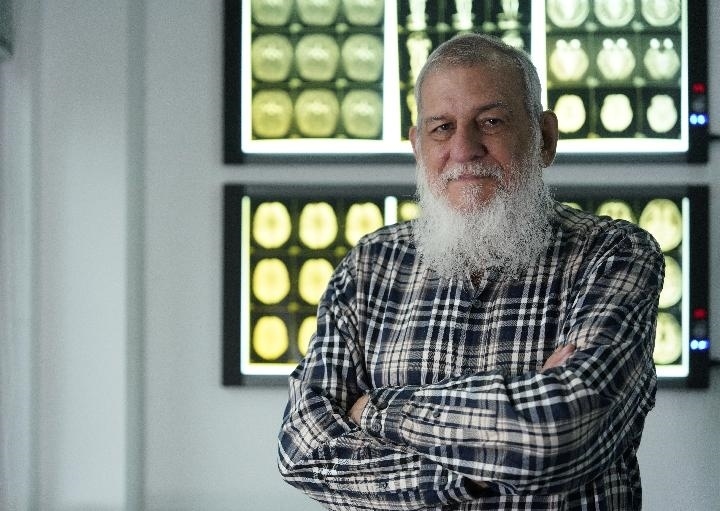 10月31日，古巴科學家裴德樂在電子科技大學校園內(nèi)。