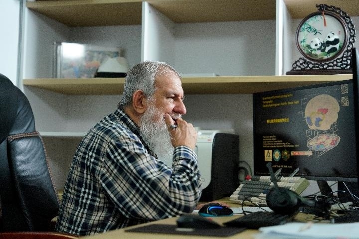 10月31日，古巴科學家裴德樂在電子科技大學做科研。