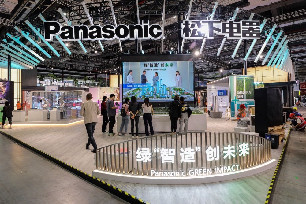 2023年11月2日，工作人員在進(jìn)博會(huì)松下電器展位做準(zhǔn)備工作。新華社記者 辛夢(mèng)晨 攝