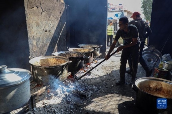 11月3日，在加沙地帶南部城市拉法，人們在煤氣中斷后用柴火做飯。新華社發(fā)（里澤克·阿卜杜勒賈瓦德攝）