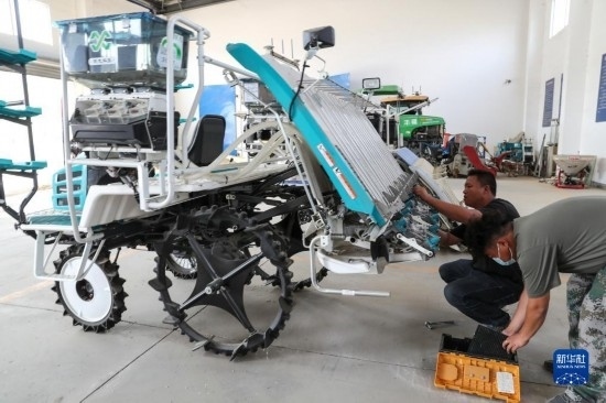 11月4日，技術員在南通市通州區(qū)十總鎮(zhèn)育民村農場保養(yǎng)無人插秧機設備。