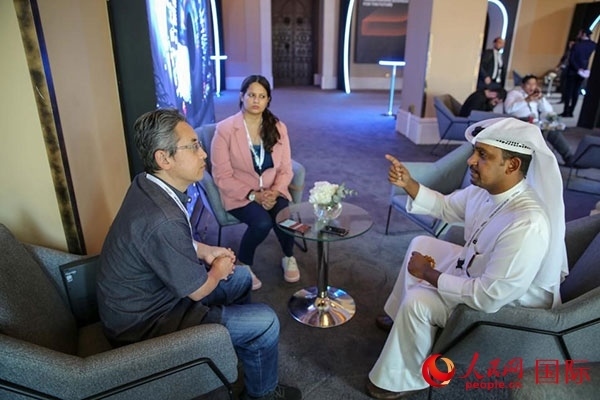 人民網(wǎng)記者采訪迪拜創(chuàng)新企業(yè)家索萊曼·里法伊（右一），索萊曼表示期待加強與中方合作。人民網(wǎng) 塔里克·易卜拉欣 攝