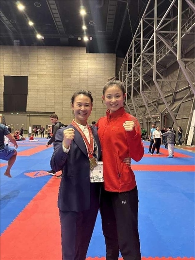 教練李紅（左）與龔莉（右）在2023年匈牙利布達(dá)佩斯世界空手道錦標(biāo)賽上合影。受訪者供圖
