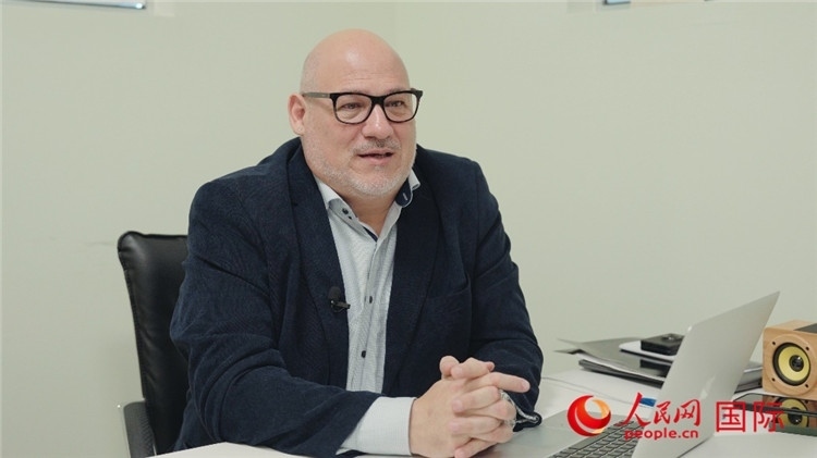 烏拉圭《共和國(guó)報(bào)》總編輯胡安·布蘭卡接受人民網(wǎng)專訪。人民網(wǎng)記者 張若涵攝