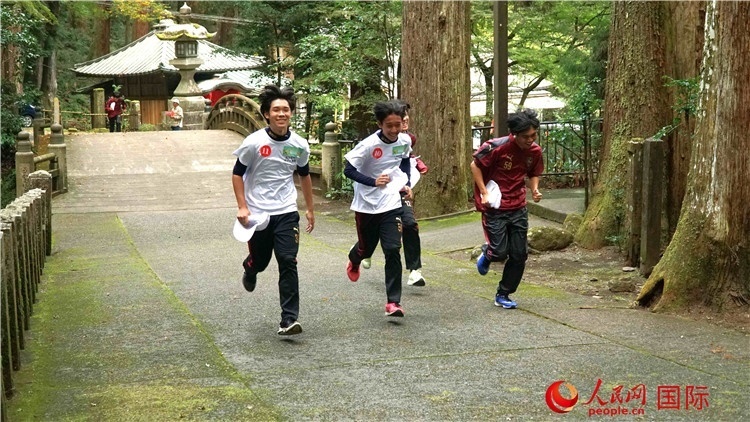 中日青少年在百年古剎里奔跑，揮灑青春的汗水。人民網(wǎng) 蔣曉辰攝