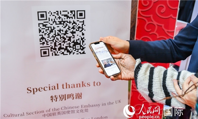 觀眾掃碼《我們的中國故事》系列視頻。人民網(wǎng) 郭錦標(biāo)攝