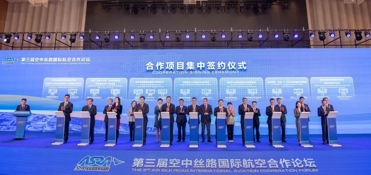 圖為7個(gè)國(guó)內(nèi)外合作項(xiàng)目現(xiàn)場(chǎng)簽約。人民網(wǎng)記者 唐宋攝