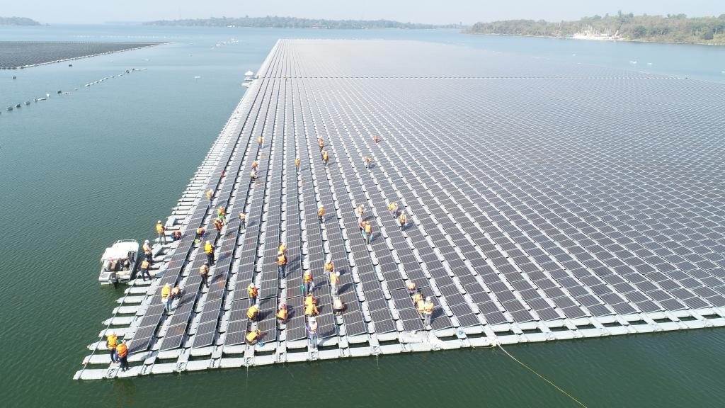 2021年1月23日，施工人員檢查泰國烏汶府詩琳通大壩綜合浮體光伏項目的太陽能板安裝情況。新華社發(fā)（泰國國家電力局項目組供圖）