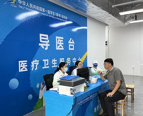 村內(nèi)住客在醫(yī)療衛(wèi)生服務中心導醫(yī)臺問診。人民網(wǎng)記者 歐興榮攝