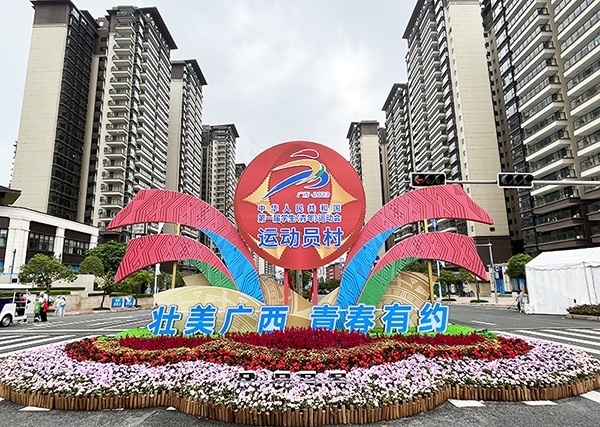 運動員村入口處標識標牌成為極受歡迎的打卡點。人民網(wǎng)記者 歐興榮攝