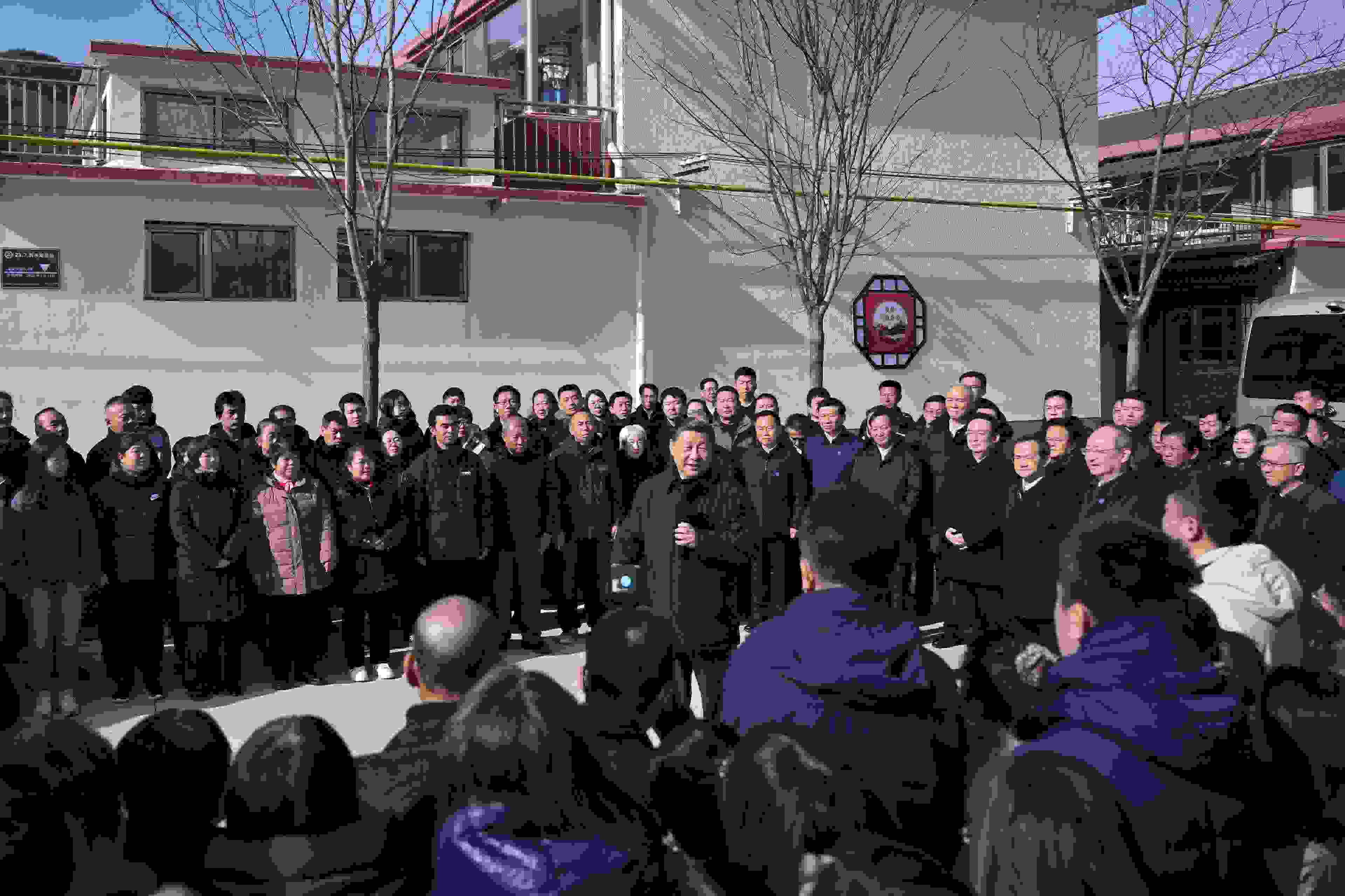 2023年11月10日，習(xí)近平總書記在北京市門頭溝區(qū)妙峰山鎮(zhèn)水峪嘴村考察時，同當(dāng)?shù)厝罕娪H切交流。