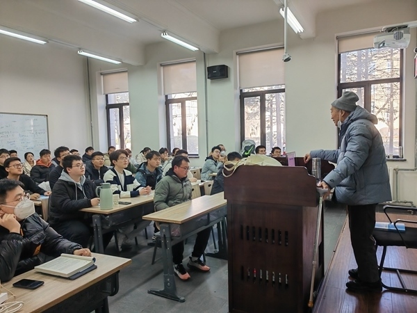 鐘萬勰院士為研究生上課。大連理工大學供圖