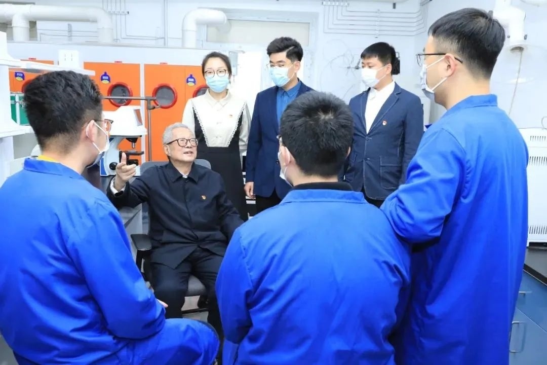 秦裕琨院士在實(shí)驗(yàn)室與青年師生交流。哈爾濱工業(yè)大學(xué)供圖