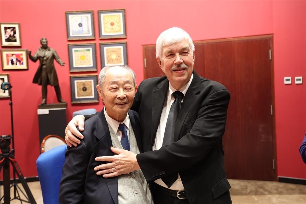 費城交響樂團小提琴演奏家戴維·布斯與原中央樂團小提琴演奏家朱信人50年后再相聚。