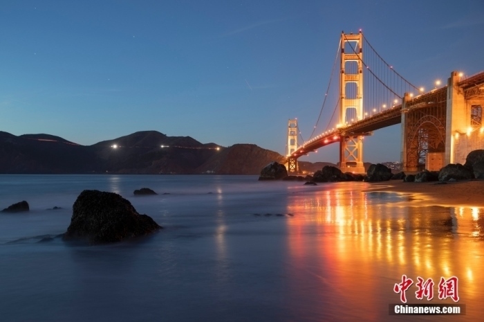 當(dāng)?shù)貢r(shí)間10月29日，美國(guó)舊金山金門大橋在海浪和夜色的襯托下美如一幅畫(huà)。<a target='_blank' href='/'><p class=