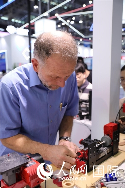 第25屆中國國際高新技術(shù)成果交易會(huì)15日在深圳開幕，圖為展商現(xiàn)場演示精密加工工具。人民網(wǎng)記者 魯揚(yáng)攝