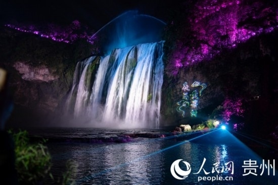 光影中的黃果樹(shù)大瀑布。人民網(wǎng) 陽(yáng)茜攝