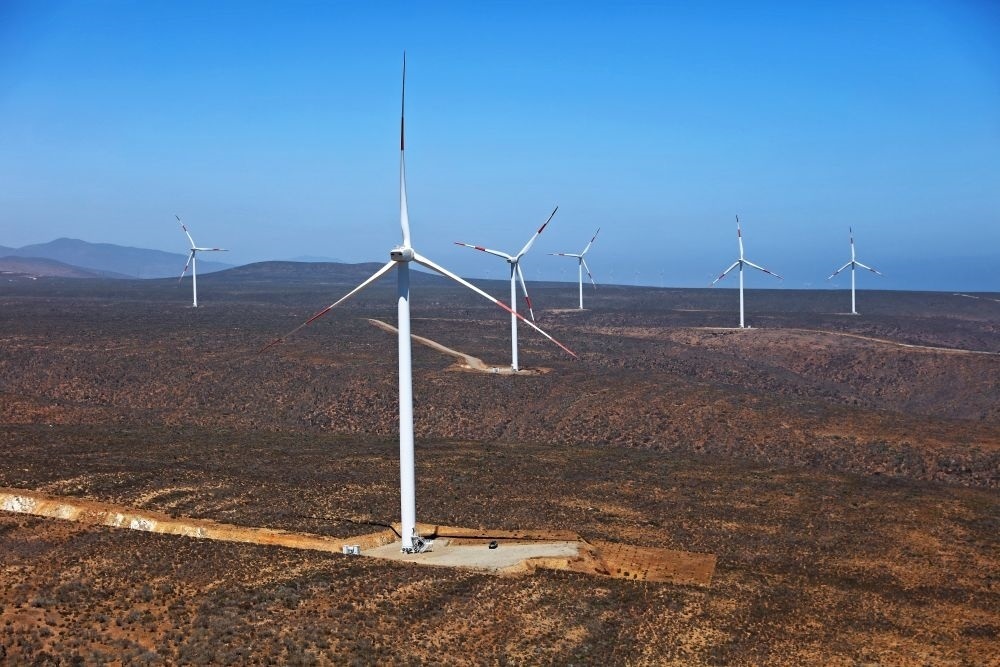 這是2023年2月14日拍攝的位于智利中部沿海的蓬塔謝拉風(fēng)電場。蓬塔謝拉風(fēng)電場是中國在智利投資建設(shè)的首個風(fēng)電場，2018年正式投產(chǎn)發(fā)電，可滿足13萬戶家庭的用電需求，同時每年還能減少15.7萬噸碳排放。