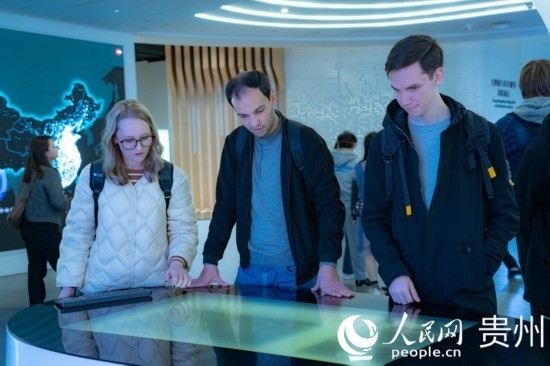 在國(guó)家大數(shù)據(jù)（貴州）綜合試驗(yàn)區(qū)交流體驗(yàn)中心，歐亞國(guó)家記者體驗(yàn)貴州大數(shù)據(jù)應(yīng)用場(chǎng)景。人民網(wǎng) 陽(yáng)茜攝